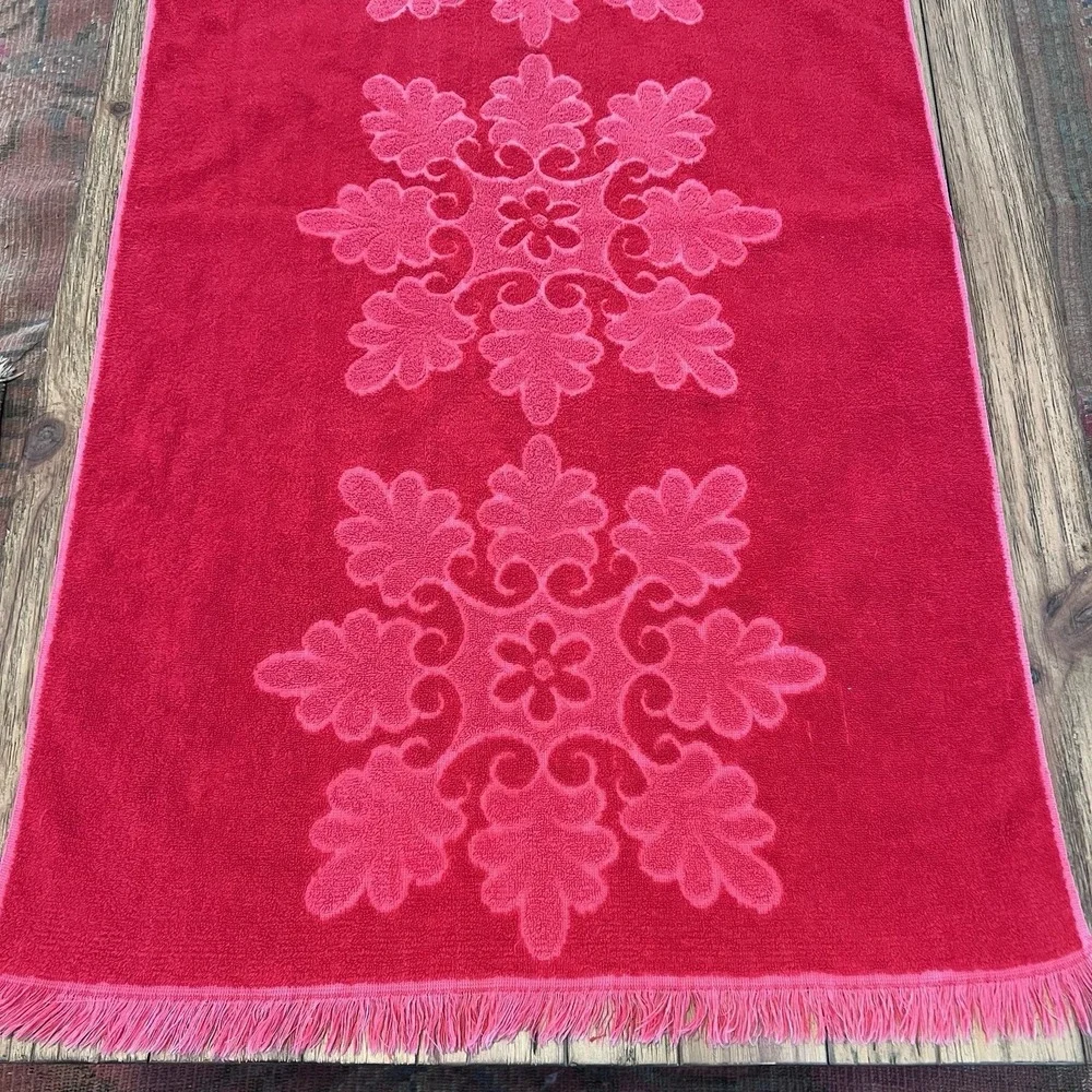 Vintage Cannon Royal Family Red Floral Snowflake Sculpted Cotton Bath Towel